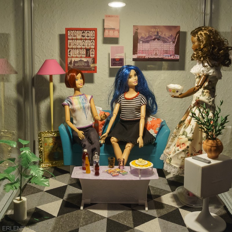 Barbie Shirley, Barbie Meghan und Barbie Gloria im Barbie Wohnzimmer beim Videoabend.