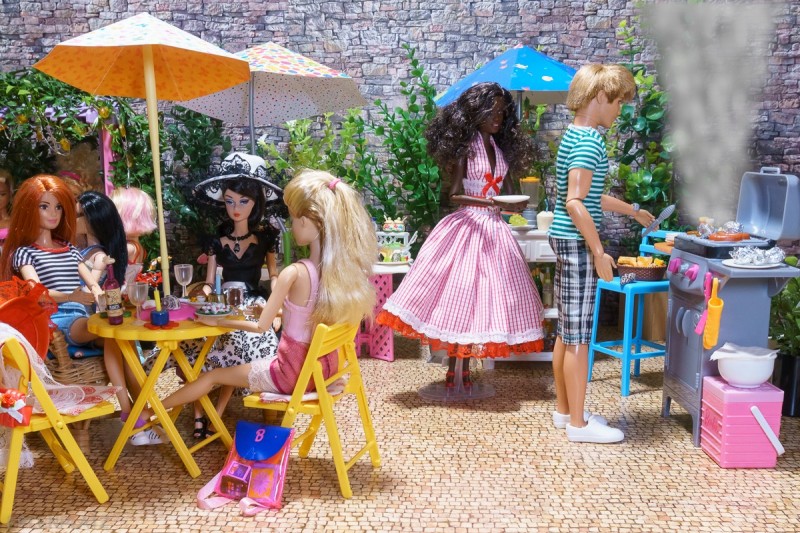 Der Grill ist heiß. Ken Thomas sucht für Barbie Shirley einen leckeren Burger aus.