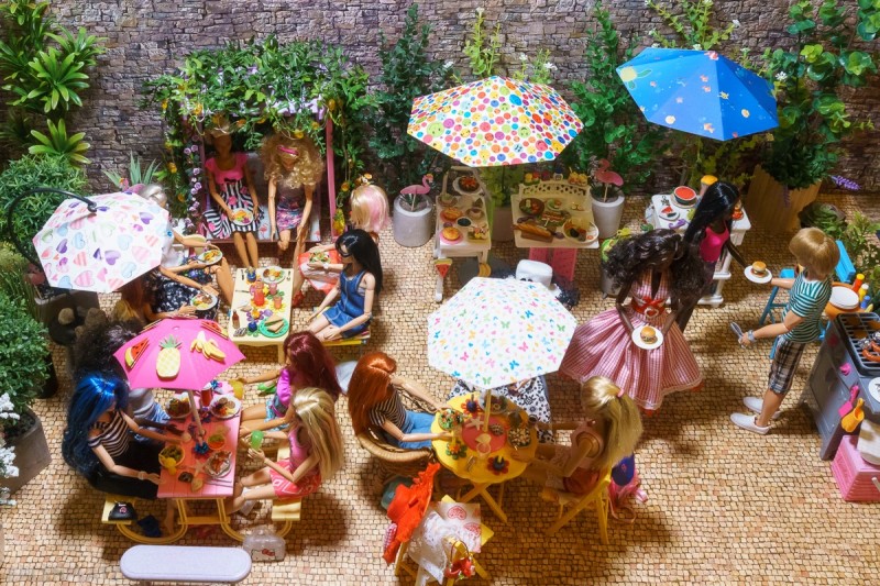 Ken Ryan macht mit seiner Drohne Bilder vom Barbie Sommerfest am Erlenplatz.