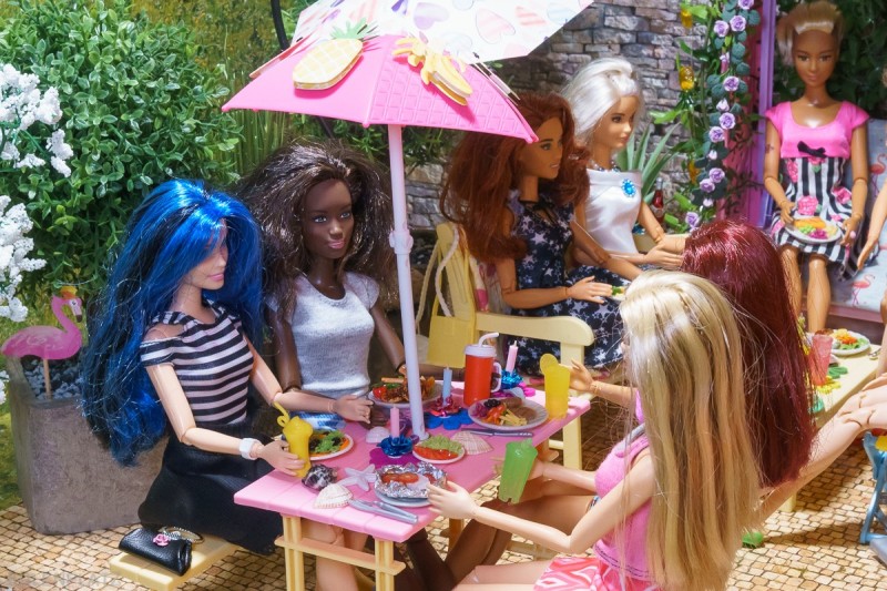alle Barbies unterhalten sich prima.