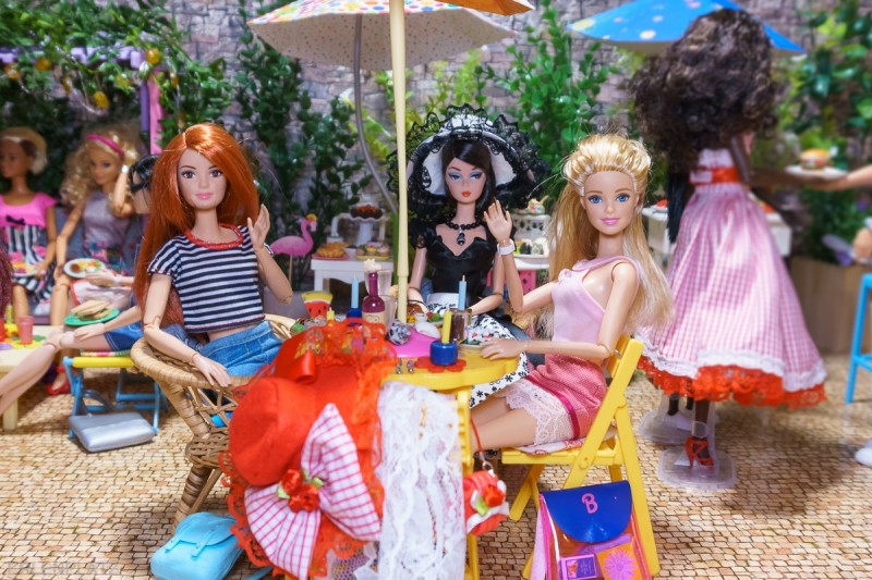 Die Barbies Emma und Hannah winken fröhlich in die Kamera.