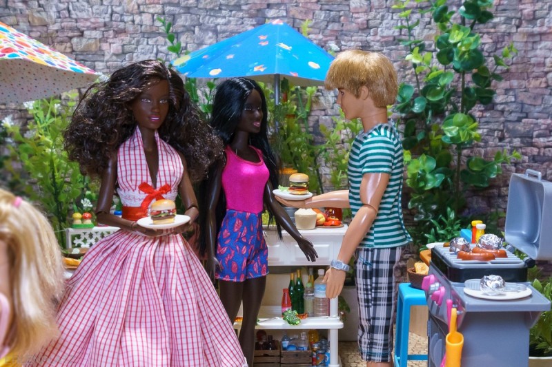 Barbie Isabelle möchte auch einen leckeren Hamburger.