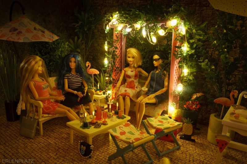Ein lauer Sommerabend, da möchten die Barbies gerne einen  leckeren Rotwein genießen.