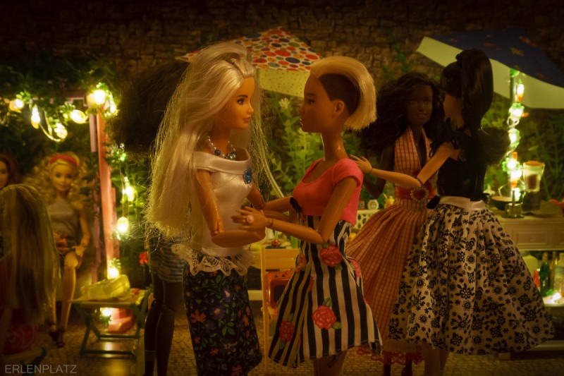 Die beiden Barbies Clara und Gabriela kommen sich näher.