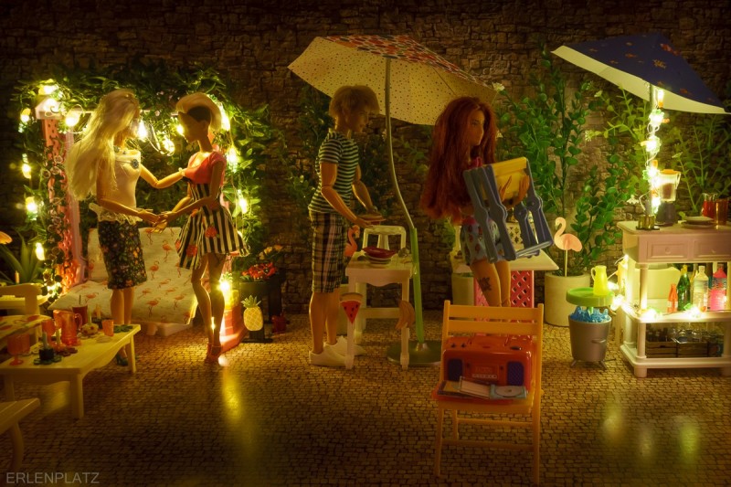 Barbie Julieta und Ken Thomas räumen Stühle und Teller weg. Barbie Gabriela und Barbie Carla unterhalten sich angeregt.