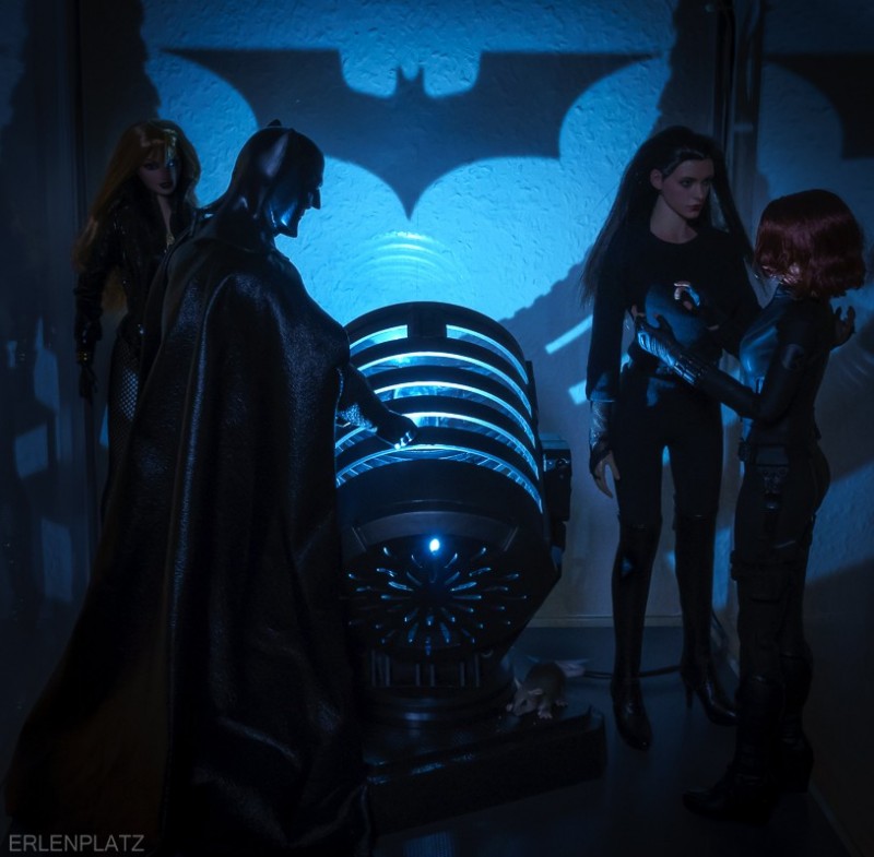 Dramen auf dem Dach: Catwoman (Hot Toys)  und Black Widow  (Hot Toys) sind Freundinnen geworden. Mattel Batman ist beschäftigt.