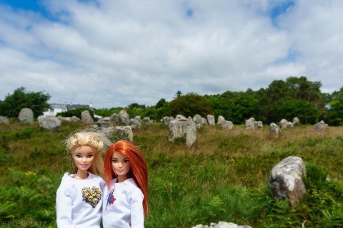 Barbies vor Hinkelsteinen