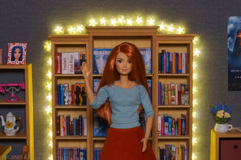 Hannah begrüßt die Besucher*innen im Barbie Blog 'Erlenplatz'