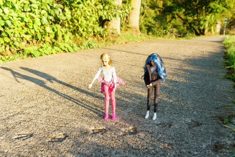 Die Barbies Meghan und Gloria entdecken interessante Spuren.