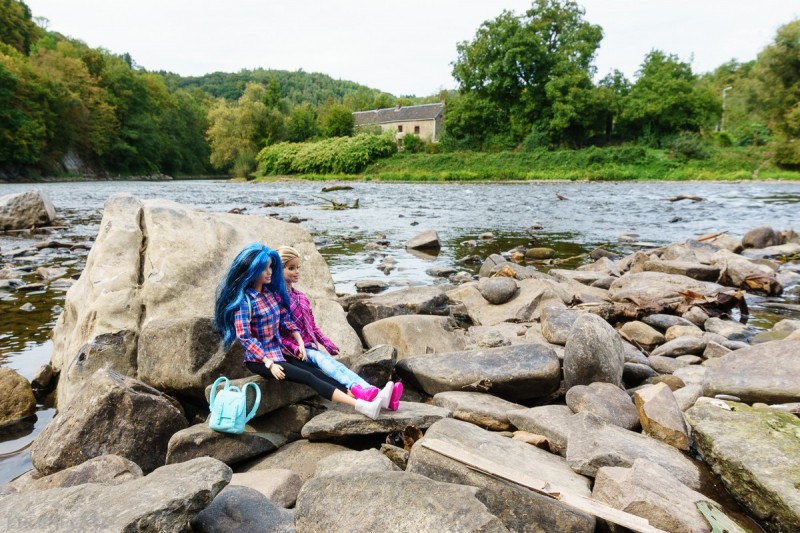 Die Barbies lauschen dem Rauschen des Wassers.