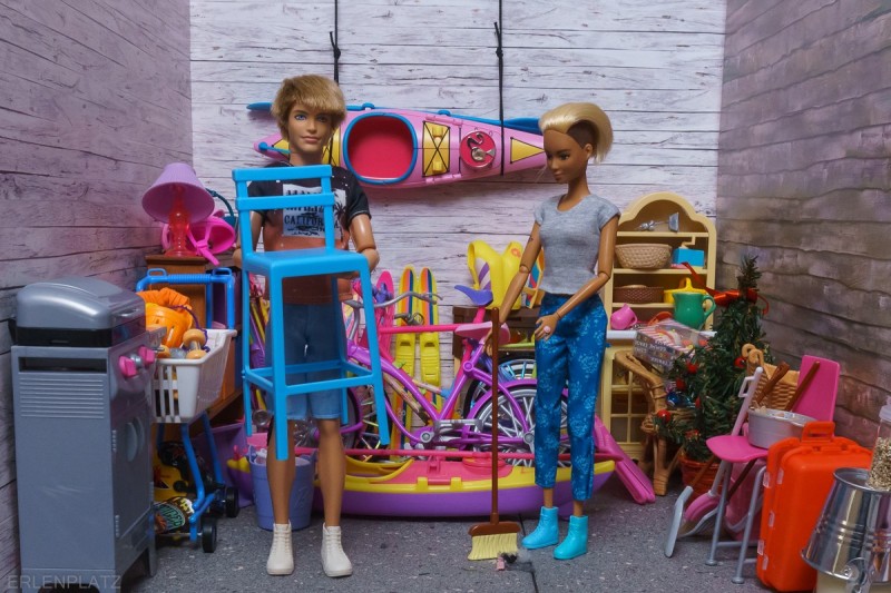 Ken räumt ein bißchen Platz, Barbie Gabriela fegt.