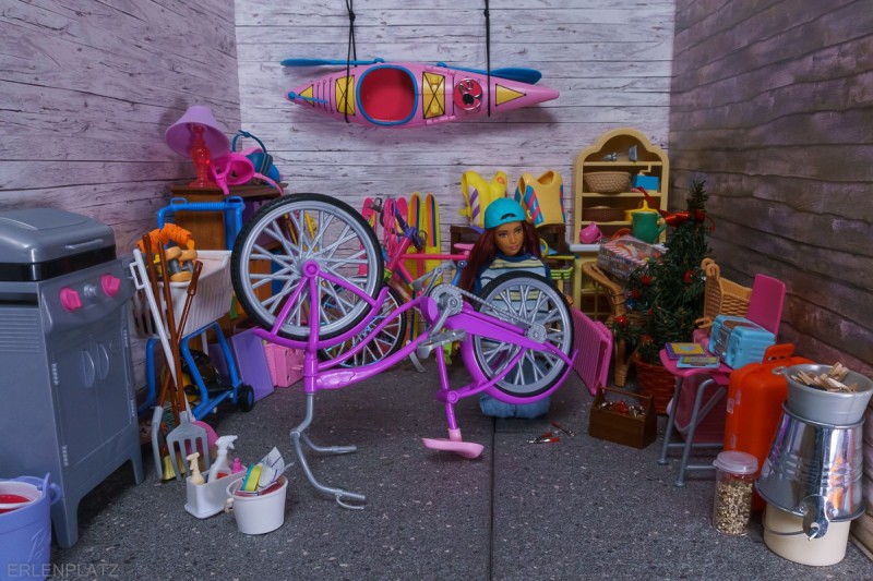 Die Barbie Julieta hat an dem Fahrrad den Platten repariert.