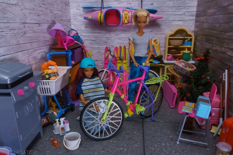 Die Barbies Gabriela und Julieta putzen das Fahrrad, bis es blitzt und blinkt.