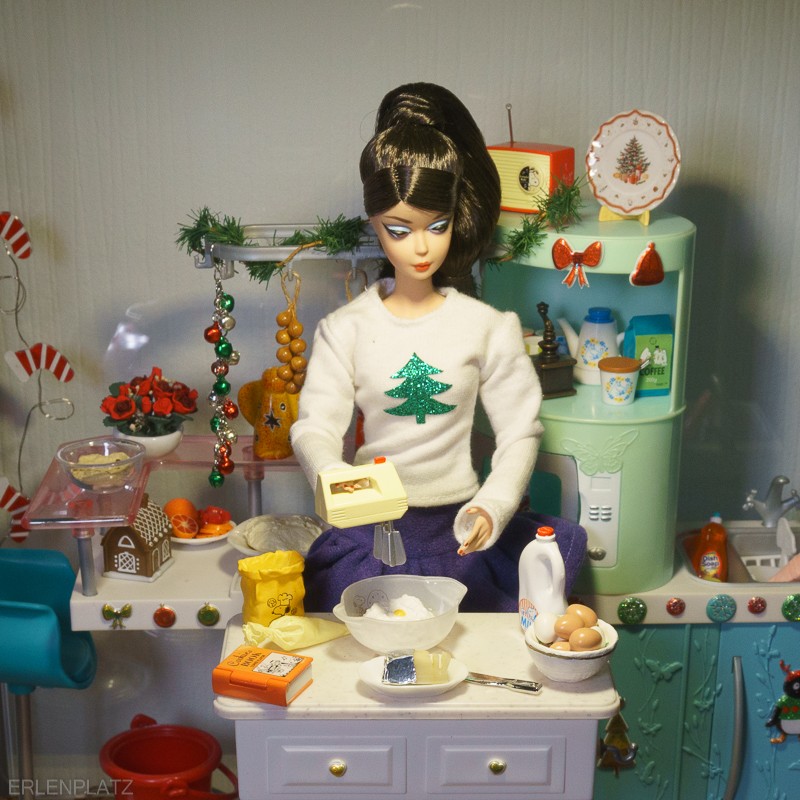Die Silkstone Barbie Tante Ruth rührt einen Kuchenteig an.