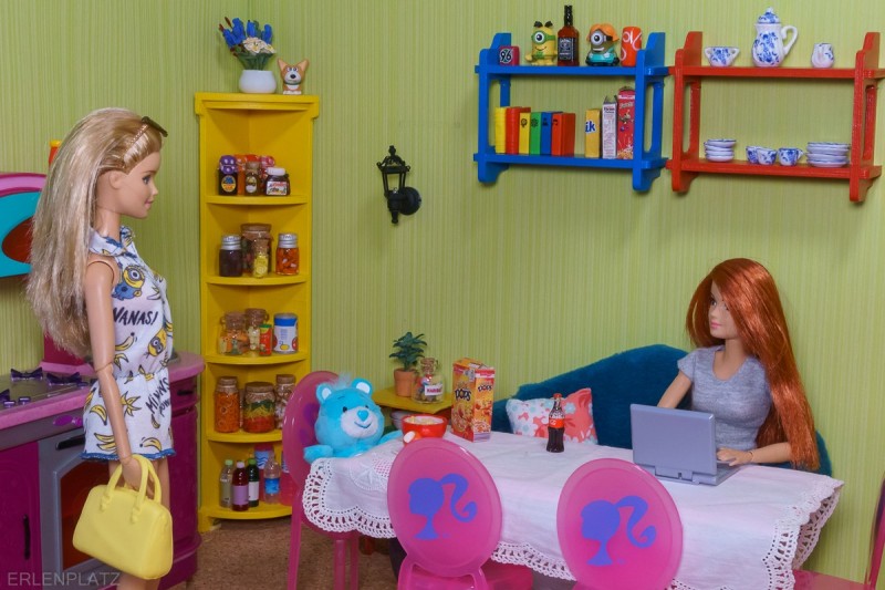 Auf dem Tisch steht eine Schale mit Milch, eine Schachtel Honig Smacks und eine Colaflasche. Erstaunt fragt Emma: Seit wann trinkst du denn Cola?