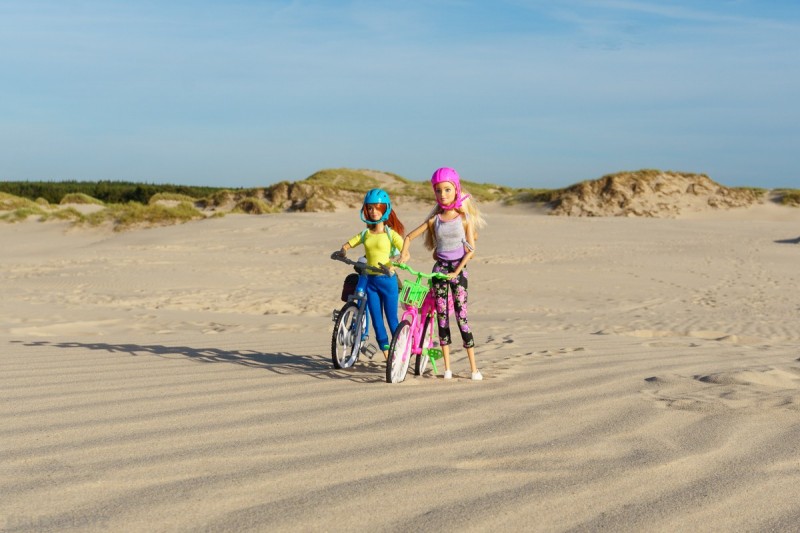 Die beiden Barbies auf dem Sandberg