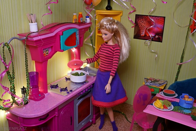 Die Barbie Emma kocht Brokkoli im Topf