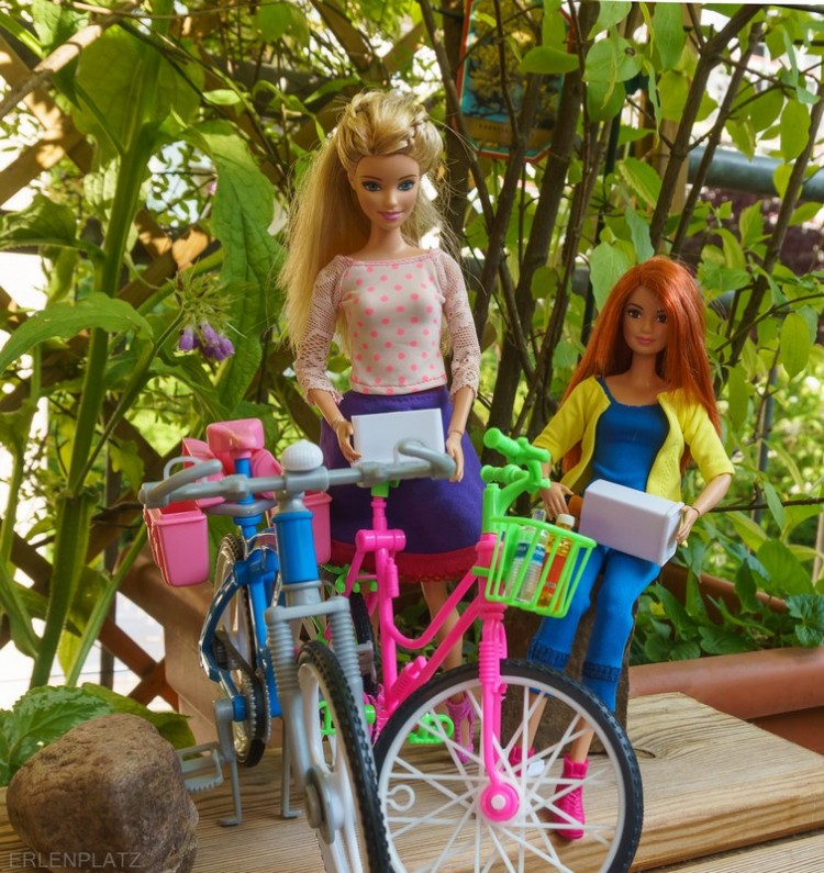 Die Barbies Hannah und Emma machen eine Pause.