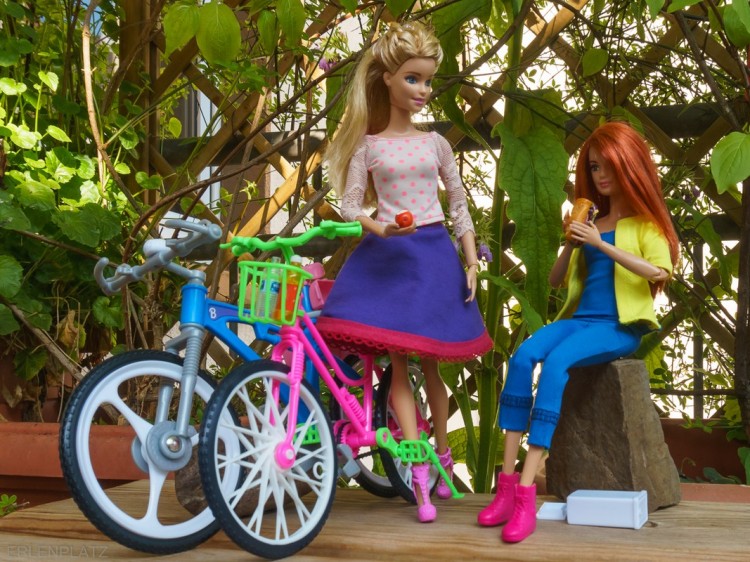 Die Barbies Hannah und Emma lassen sich ein Sandwich bzw. einen Apfel schmecken.