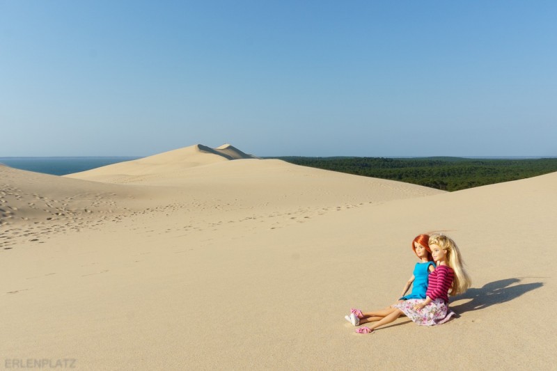 Die Barbies Hannah und Emma sind oben auf der Wanderdüne.