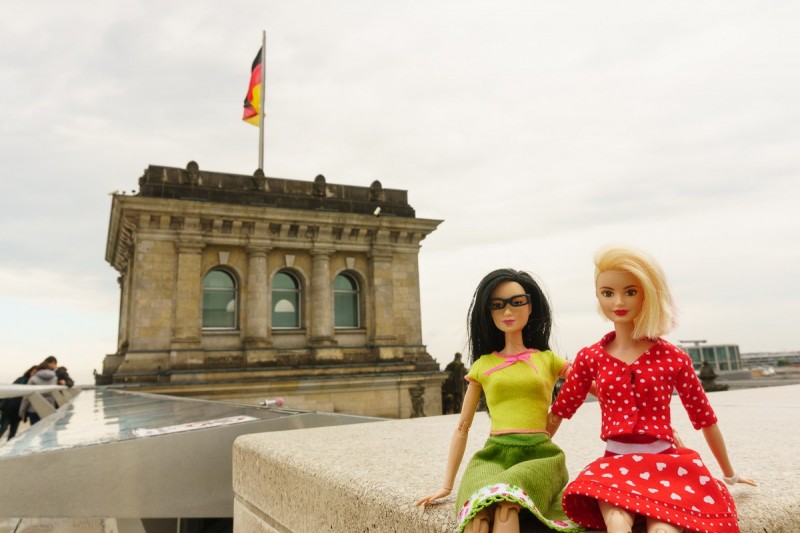 Barbie Angela und Barbie Lise-Marie auf dem Reichstag in Berlin.