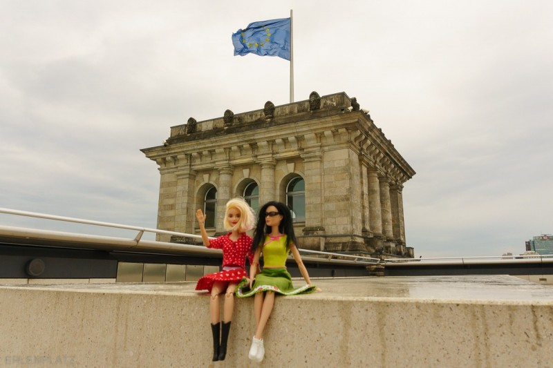 Barbie Lise-Marie und Barbie Angela vor einem Turm vom Reichtstag in Berlin.