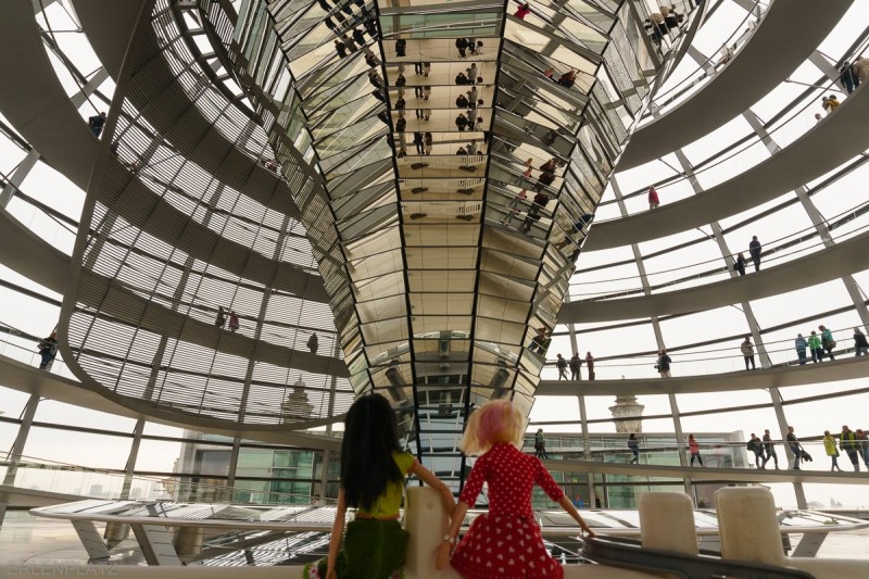 Barbie Angela und Barbie Lise-Marie in der Kuppel im Reichstag in Berlin.