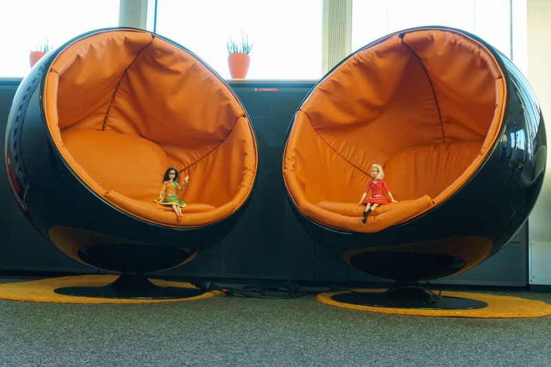 Barbie Angela und Barbie Lise-Marie in der Dachlounge von RadioEin in Berlin.