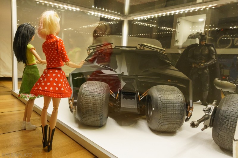 Barbie Lise-Marie und Barbie Angela im Ausstellungsbereich Batman vor den lebensgroßen Hot Toys Modellen von Batman, Tumbler und Batpod.